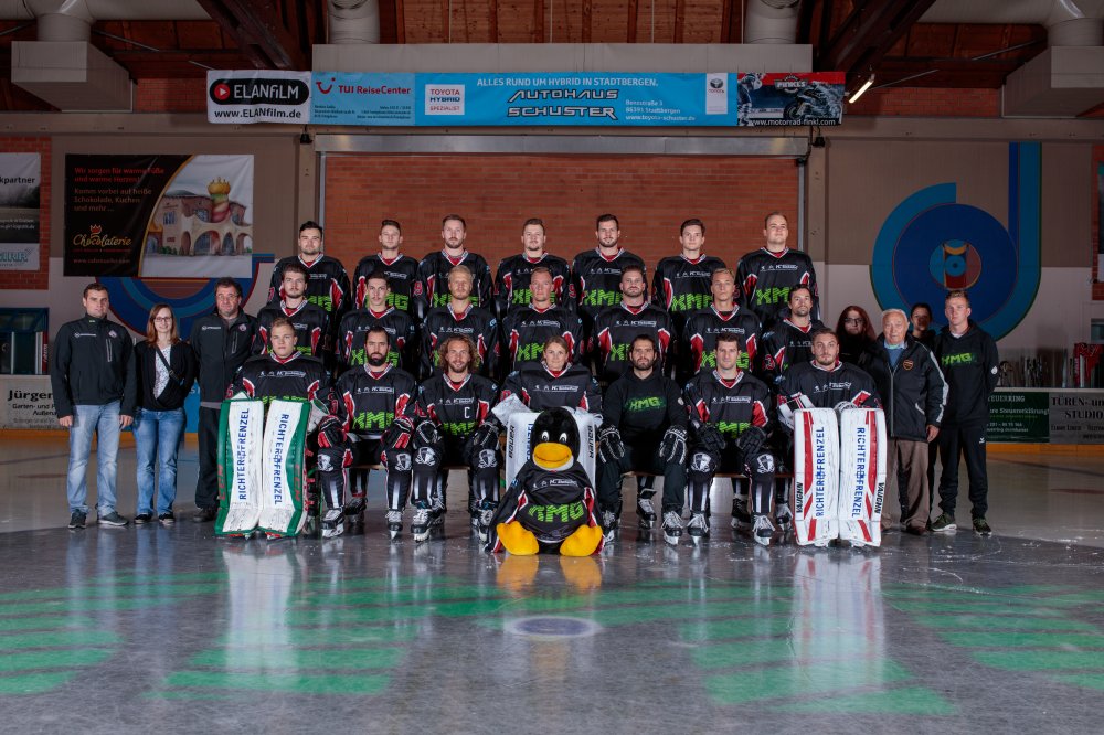 Die Mannschaft des EHC Königsbrunn mit dem Linux-Maskottchen von TUXEDO Computers.
