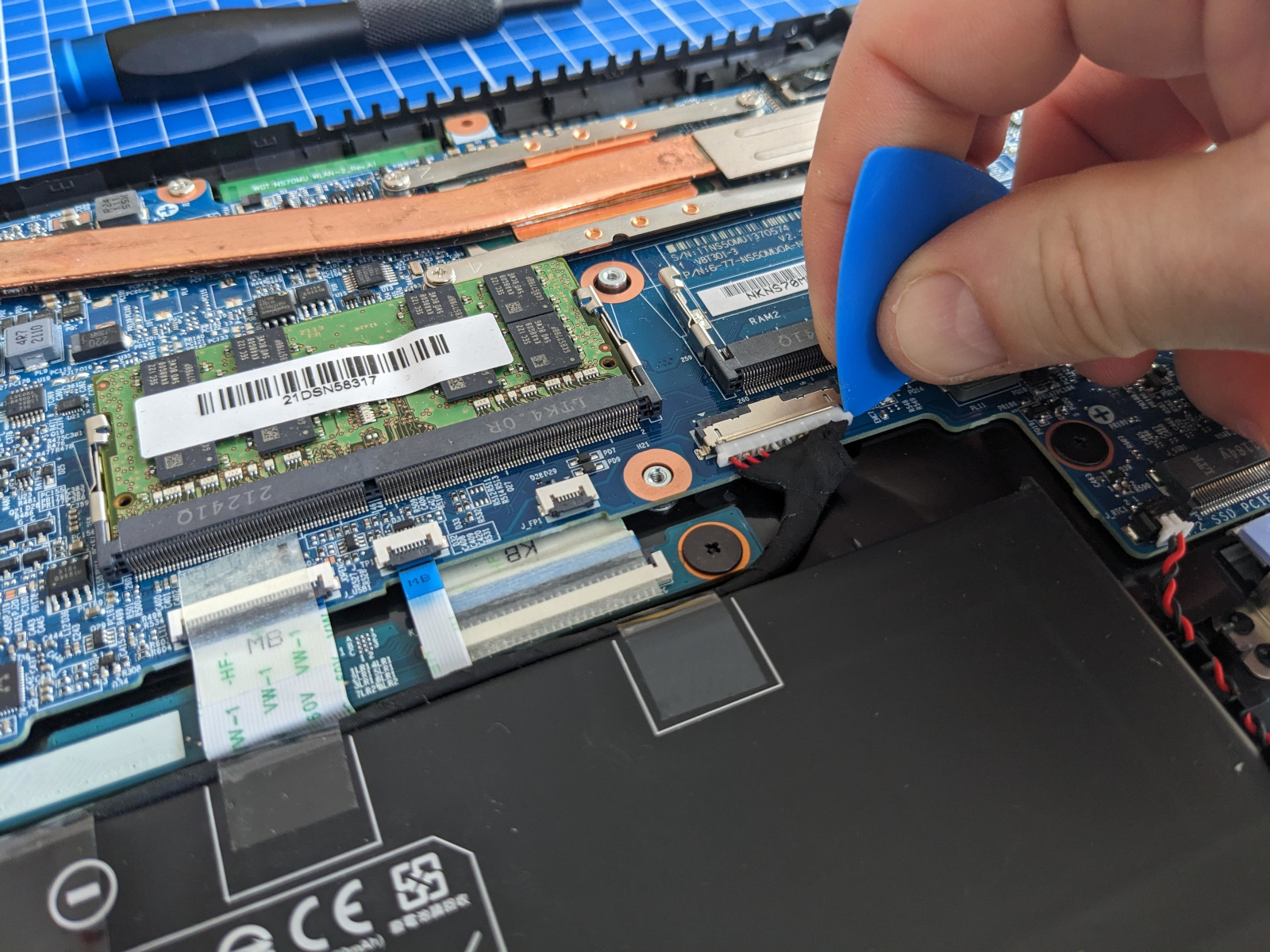 We are happy to support you in replacing defective batteries of older TUXEDO devices.