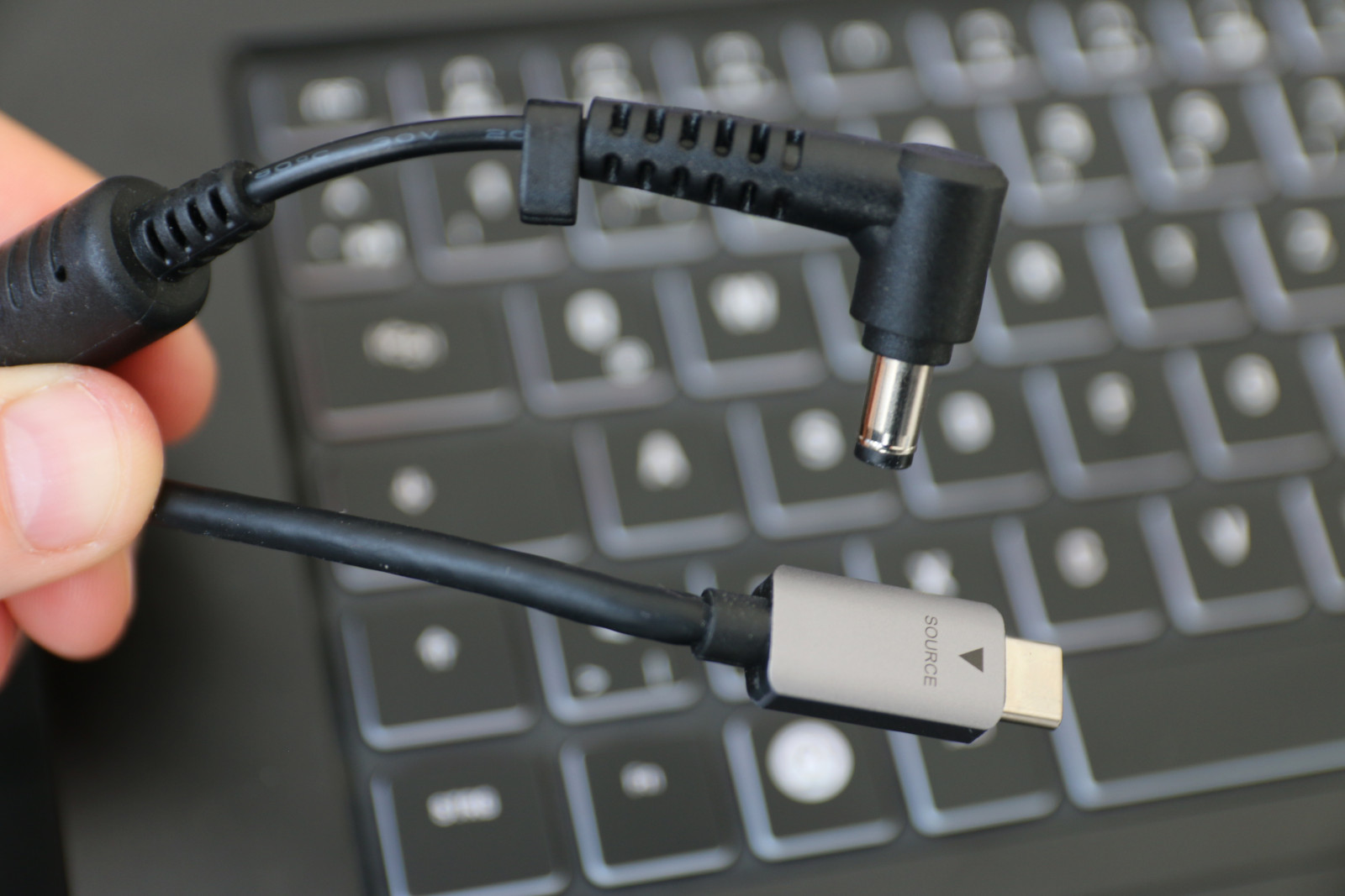Whether a classic power supply with a hollow plug or charging via the USB-C port. There are technical differences between the various charging options.