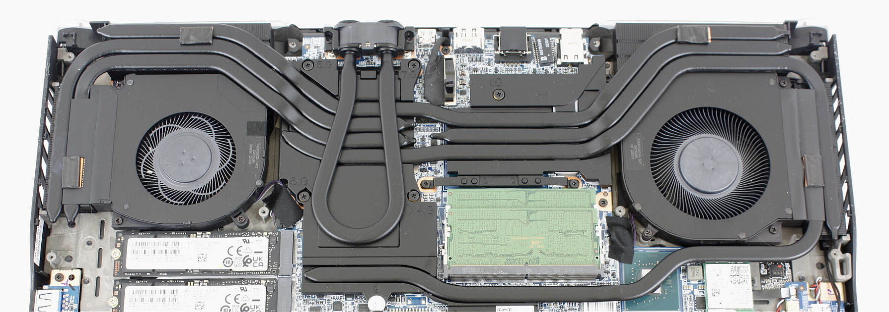 The performant air cooling consists of one 50 mm and one 60 mm fan as well as 6 heat pipes. The water cooling pipe sits on top of the graphics card’s heatsink to enhance cooling.
