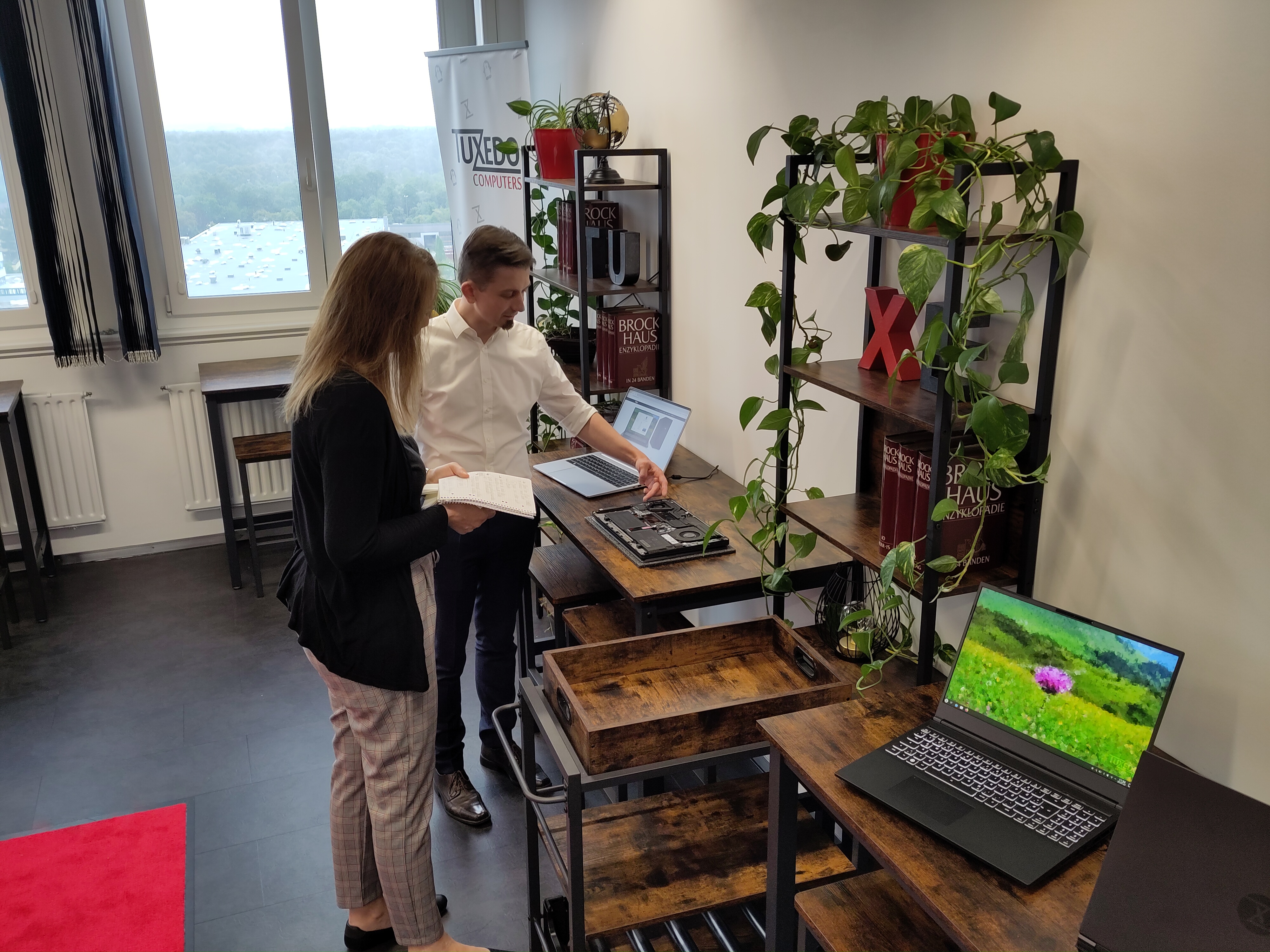 Herbert Feiler and the visit of the Augsburger Allgemeine tour the TUXEDO showroom at our head office in Augsburg.