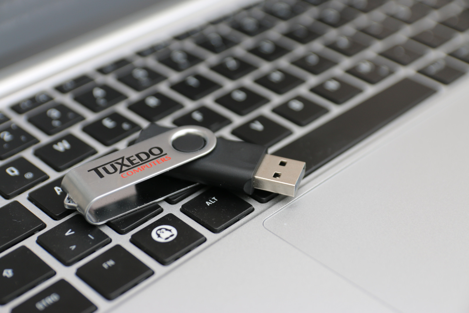 Den TUXEDO-WebFAI-Stick finden Sie beim Zubehör eines jeden neuen TUXEDO Computers.