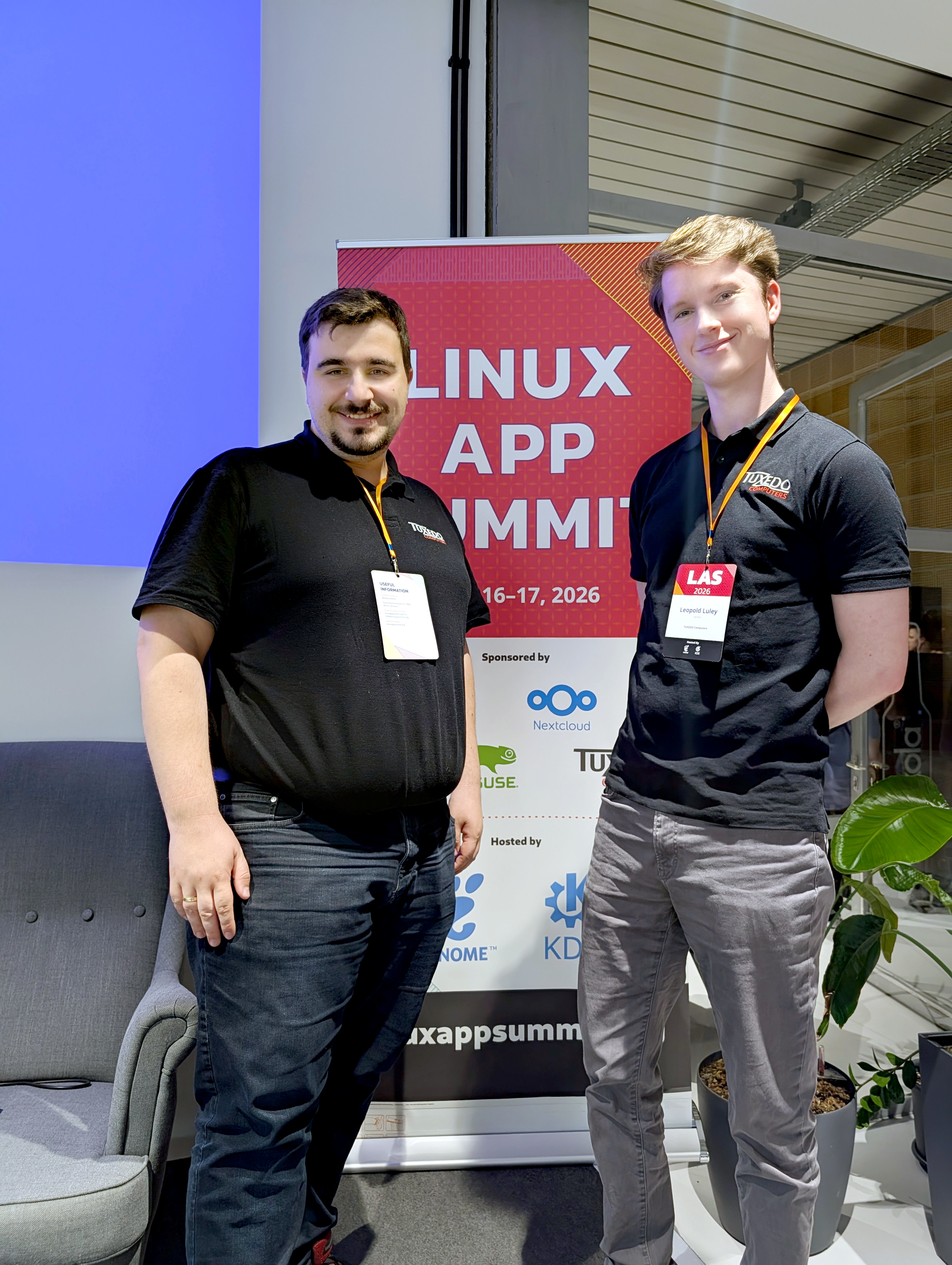 Maximilian Arnold und Leopold Luley von TUXEDO beim diesjährigen Linux App Summit 2026 in Berlin. 