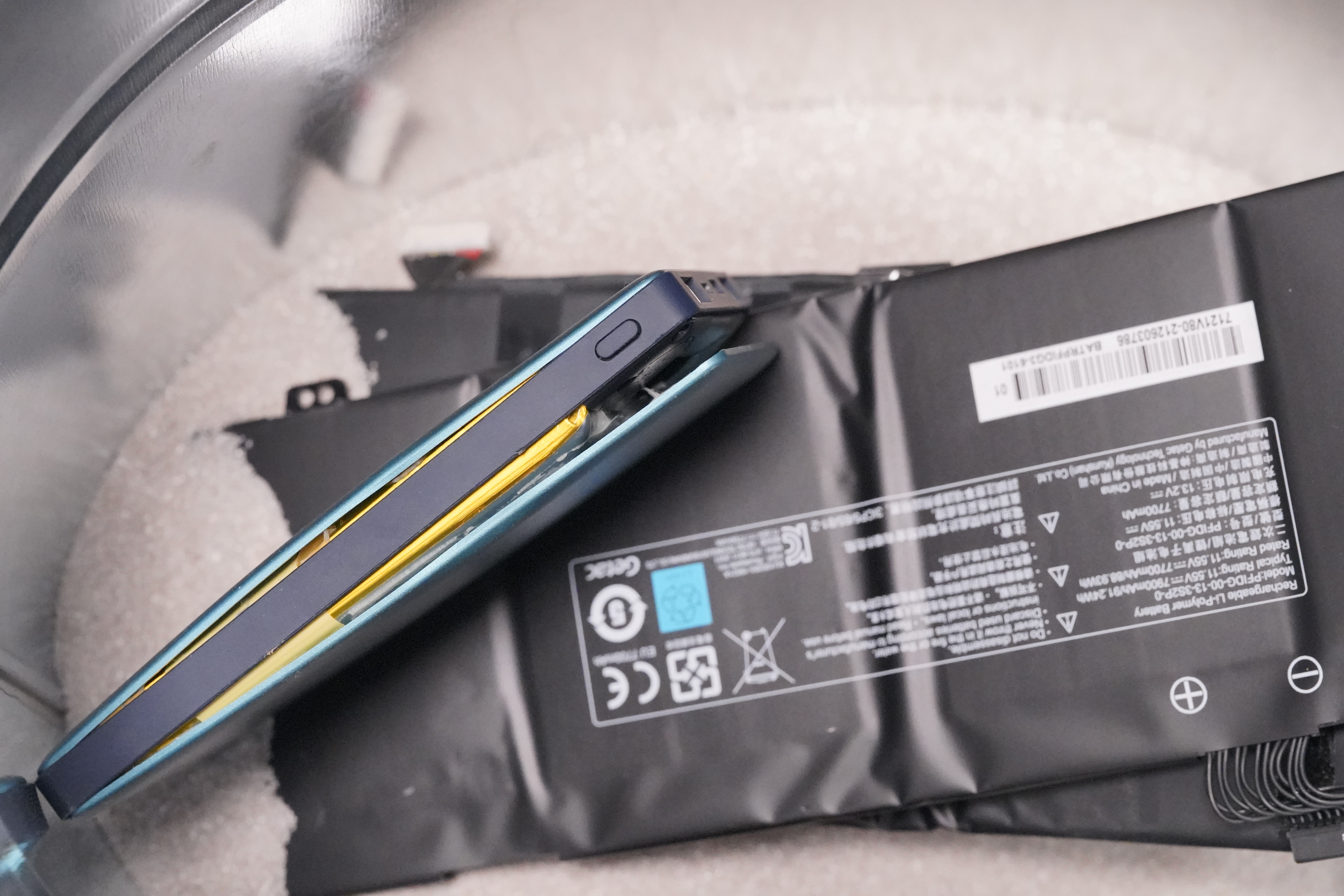 If the battery of your TUXEDO laptop inflates, please follow the instructions below.