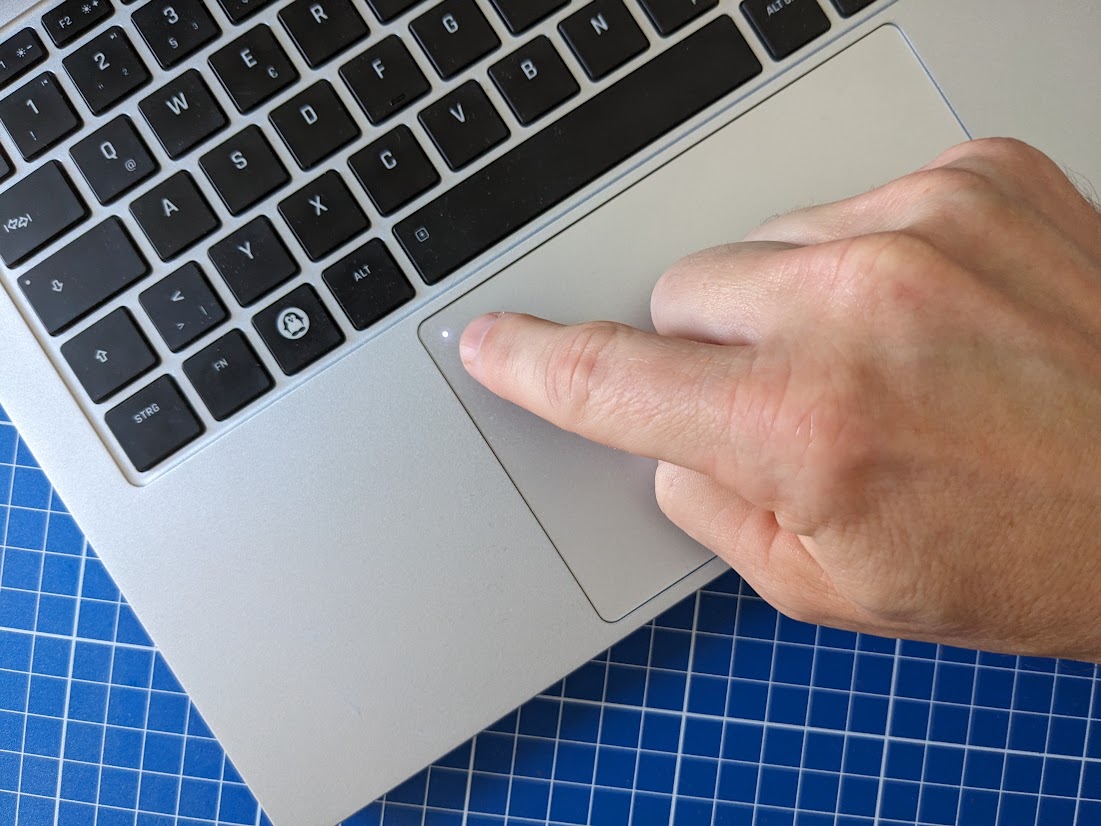 Bei manchen Geräten schalten Sie das Touchpad über einen “Doppelklick” auf die Status-LED aus und wieder an. Optional gibt es auch Geräte, bei denen Sie nur eine Hälfte des Touchpads deaktivieren können.