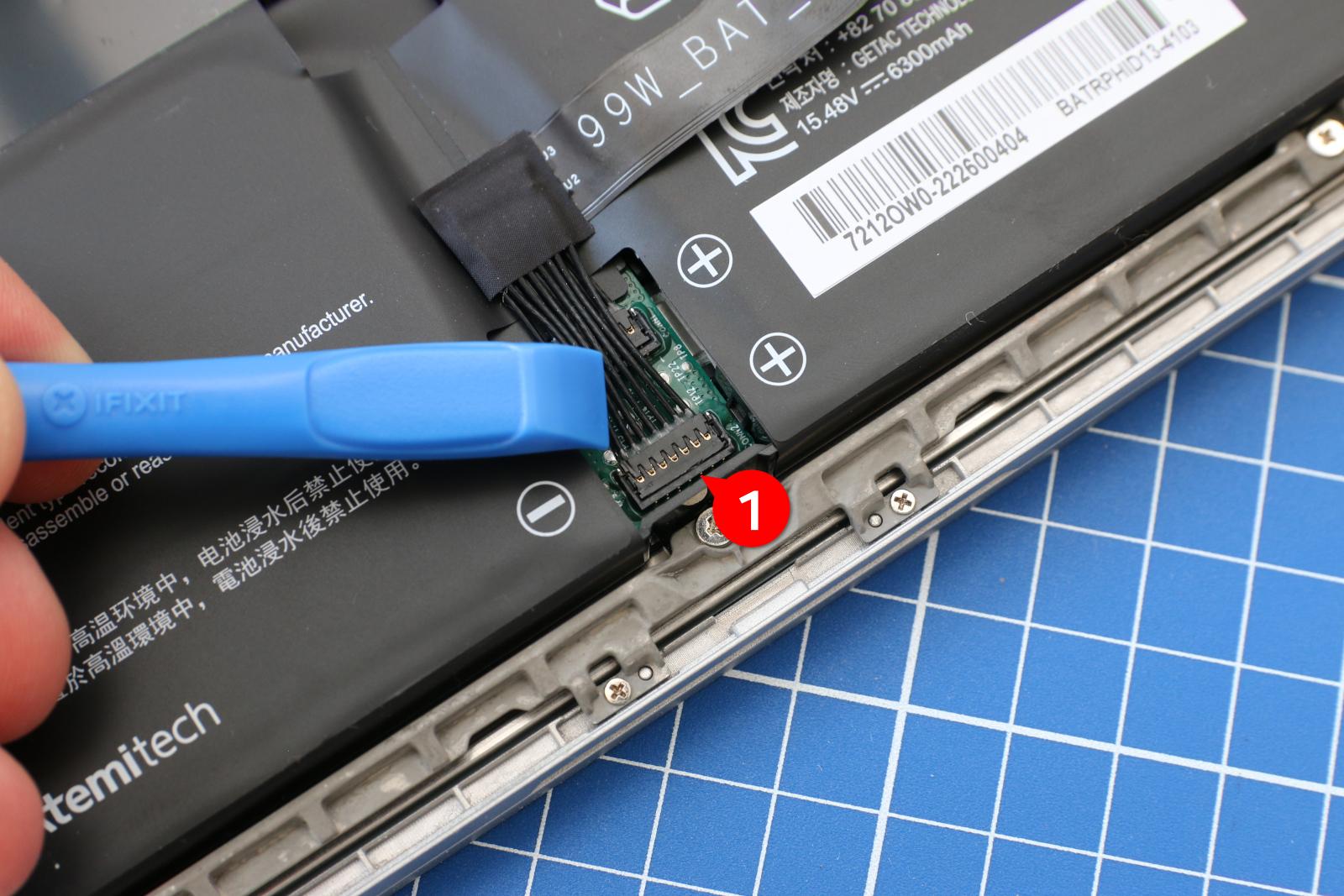 You have to be very careful when disconnecting the battery cable. Be careful not to damage the thin cables: Pull only on the plastic plug and not on the cable.