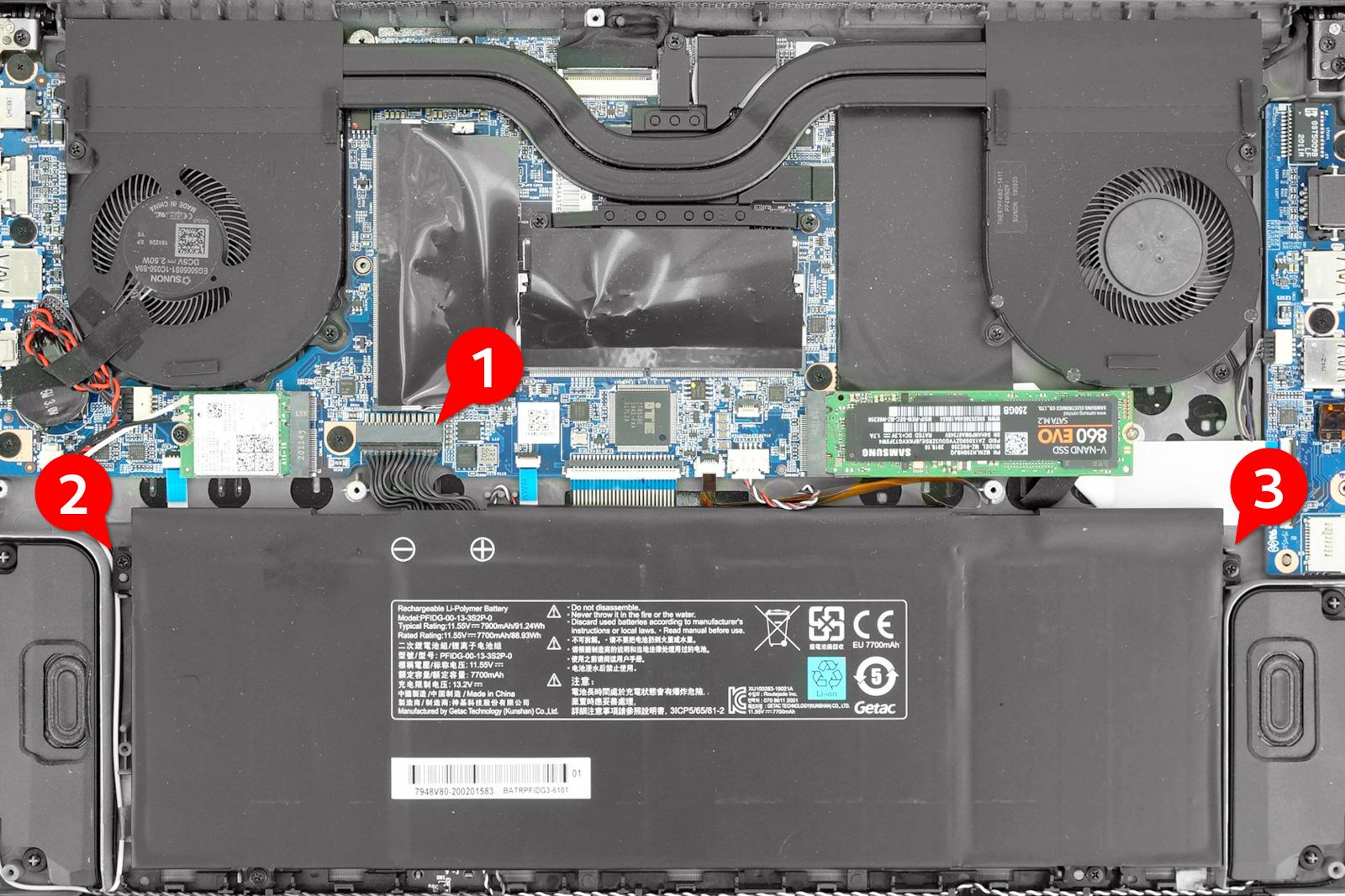 Bei manchen Geräten ist die Verbindung zwischen Akku und Mainboard weniger filigran gestaltet. Gehen Sie beim Lösen des Steckers dennoch mit viel Vorsicht vor.