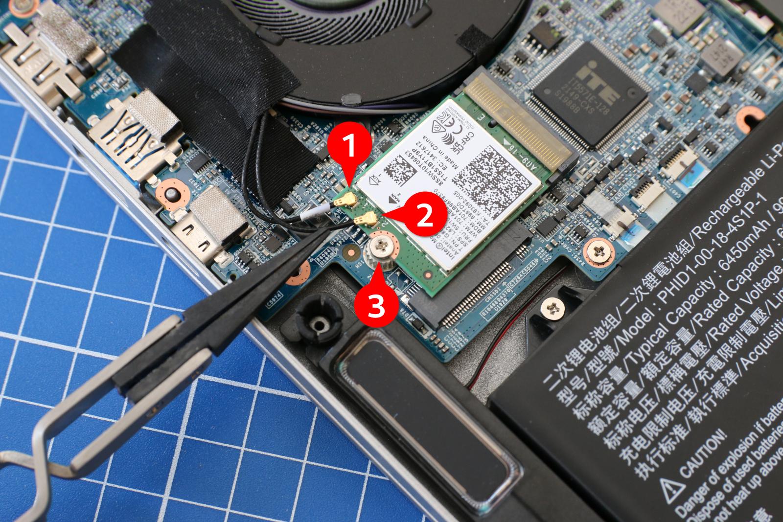 Die in der Regel im Rahmen des Bildschirms eingebauten Antennen für WiFi und Bluetooth werden mit filigranen Steckern an die WLAN-Karte anschlossen. Achten Sie beim Anstecken auf einen korrekten Sitz der Stecker auf den Buchsen.